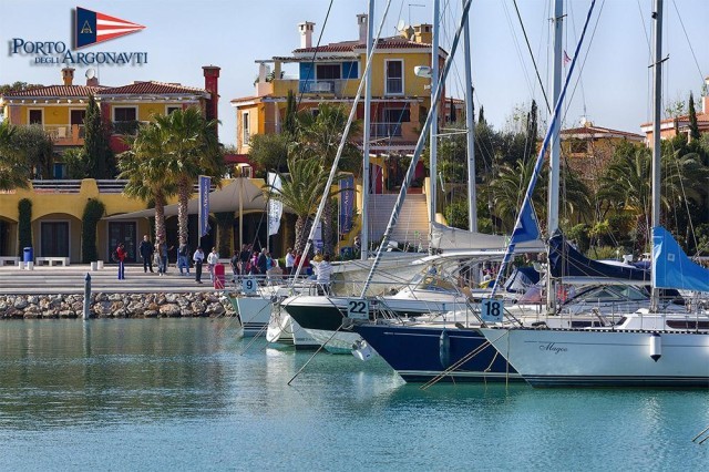 Der Porto degli Argonauti liegt in Marina di Pisticci, nahe bei Matera, der Kulturhauptstadt Europas 2019, im Herzen der Küste des Ionischen Meers, mitten im Mittelmeer.