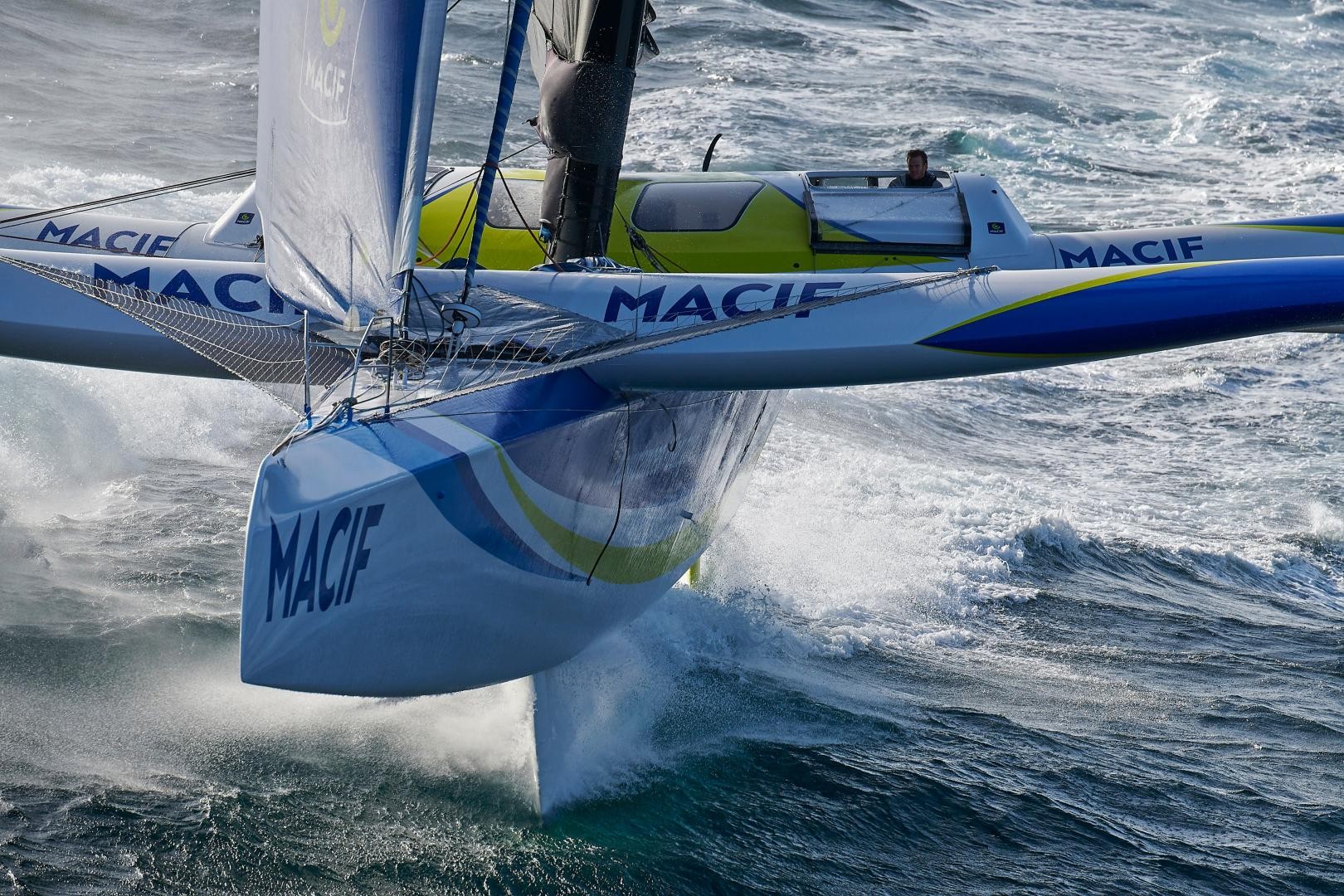 Brest Atlantiques – MACIF trimaran is back in the race