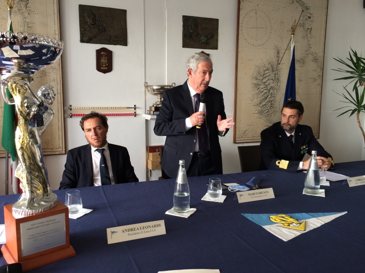 Edizione 2022 la presentazione- da sn Presidente regionale Fiv, Vice Presidente CNV Ammiraglio Marco Brusco e Comandante in II della CP di Livorno C.V. Andrea Santini