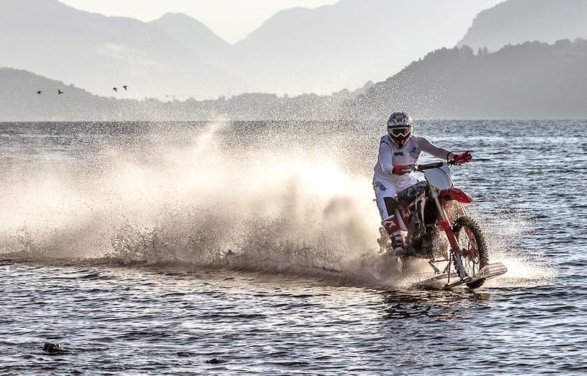 Luca Colombo tenta il record mondiale di velocità sul lago di Como con una moto da cross