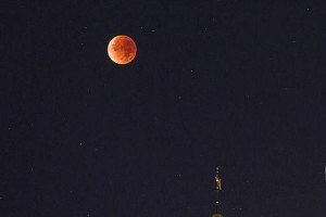 Una rara immagine del fenomeno della Super Luna Rosa