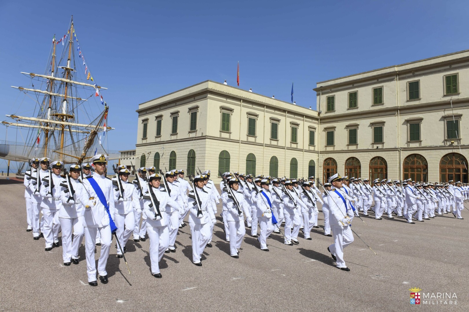 I 69 futuri ufficiali della Marina Militare hanno gridato “lo giuro!” nella suggestiva cornice del piazzale Allievi dell’Accademia Navale di Livorno.