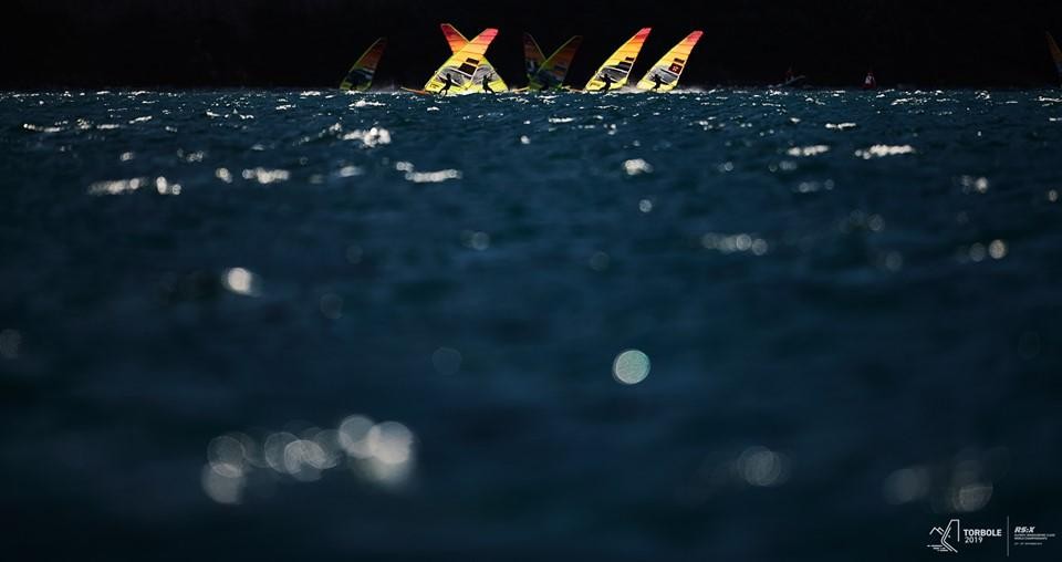 Primo giorno di regate a Torbole sul Lago di Garda per il Mondiale della classe Olimpica RS:X