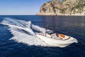 Invictus 280SX - Elegance and performance  in less than nine metres
