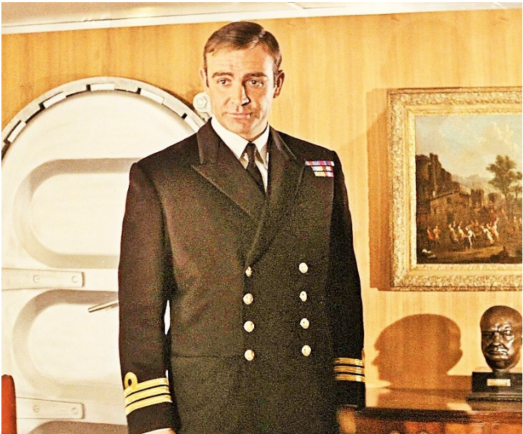 Sean Connery nei panni dell'agente segreto 007, ufficiale della Royal Navy come il suo autore Ian Fleming - Artemare Club