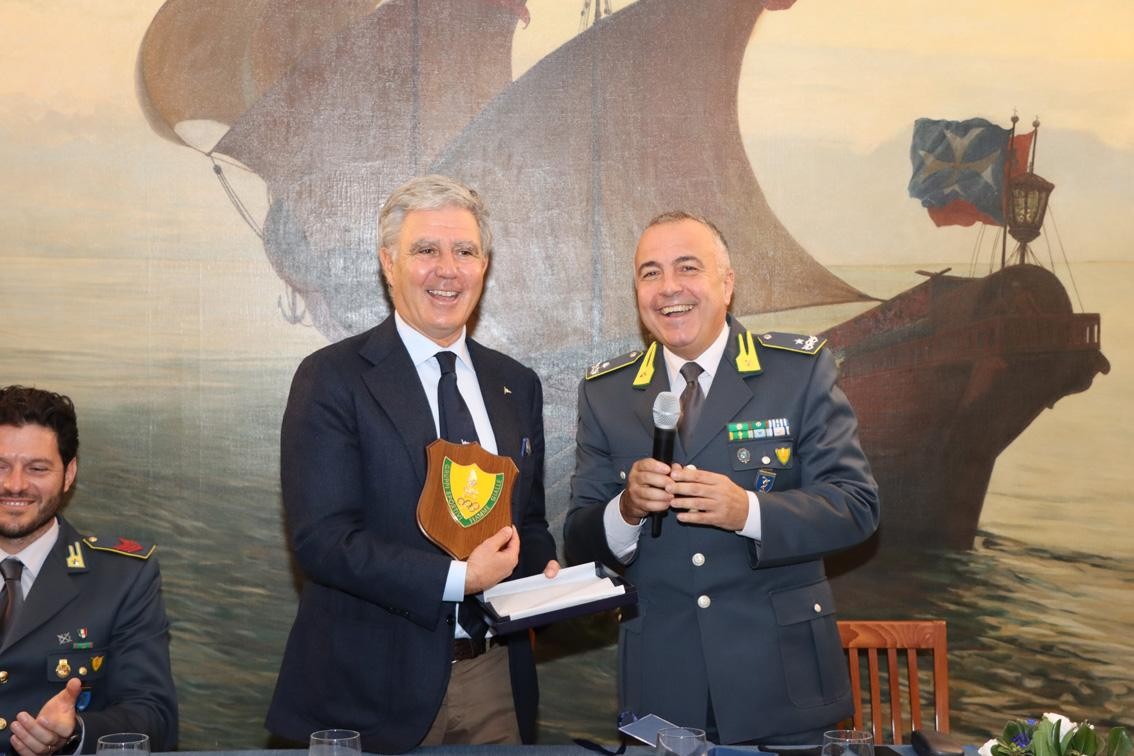 Il Reale Yacht Club Canottieri Savoia di Napoli apre le porte al grinder Romano Battisti e alla sua storia raccontata nel libro 'Dentro Luna Rossa'