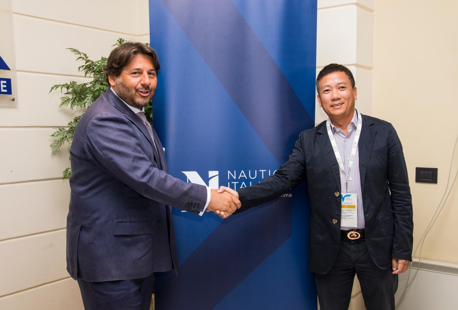 Handshake Lamberto Tacoli (Presidente Nautica Italiana) e Chen Yuntao (Vice presidente Visun)