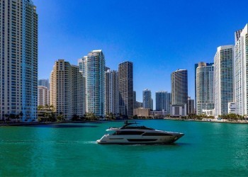Riva 90’ Argo: Flybridge-Yacht feiert Weltpremiere in Miami