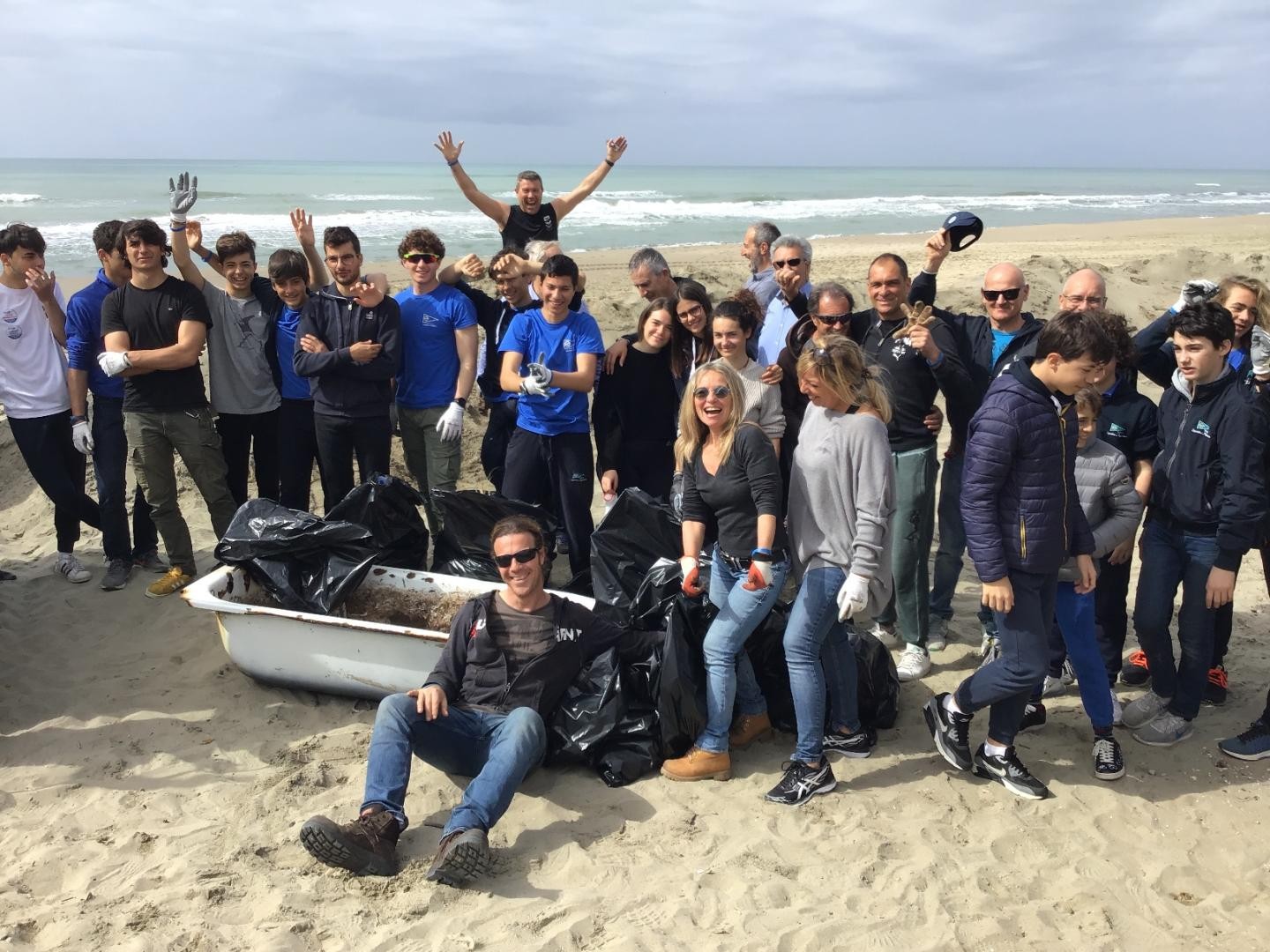 I soci e gli atleti del Tognazzi Marine Village ASD impegnati a ripulire la spiaggia di Capocotta