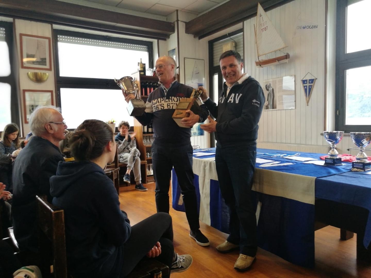 Nella foto il presidente AVAV Giovanni Moroni premia il vincitore con il Trofeo del Nostromo