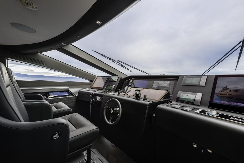 Team Italia unveils secrets of the multi control bridge on board Pershing 140