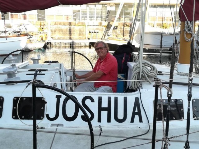 Nella foto Patrick Phelipon a La Rochelle a bordo di Joshua, la barca di Moitessier