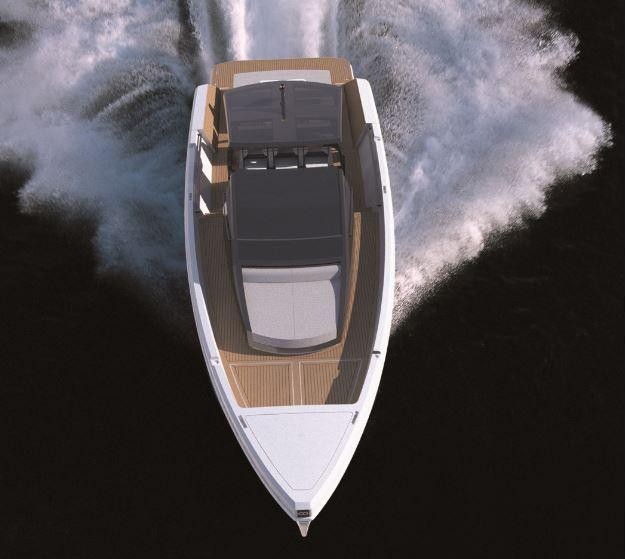 T4 è una barca versatile ed elegante, completamente walk around