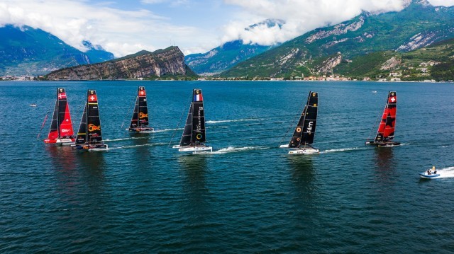 Regata di prova, le barche navigano con lo sfondo mozzafiato del Lago di Garda