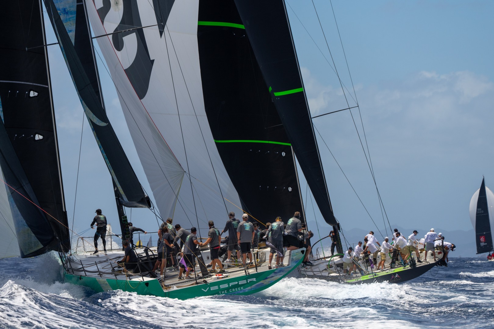 Close fight between Jim Swartz's Vesper and Hap Fauth's newly lengthed Bella Mente. Photo: Christophe Jouany.
