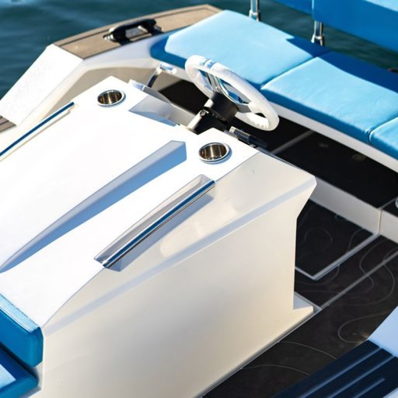 SILENT-YACHTS launches its first carbon fibre electric SILENT Tender 400