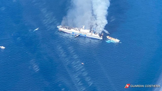 Traghetto italiano in fiamme. La Guardia Costiera italiana supporta le operazioni di monitoraggio ambientale