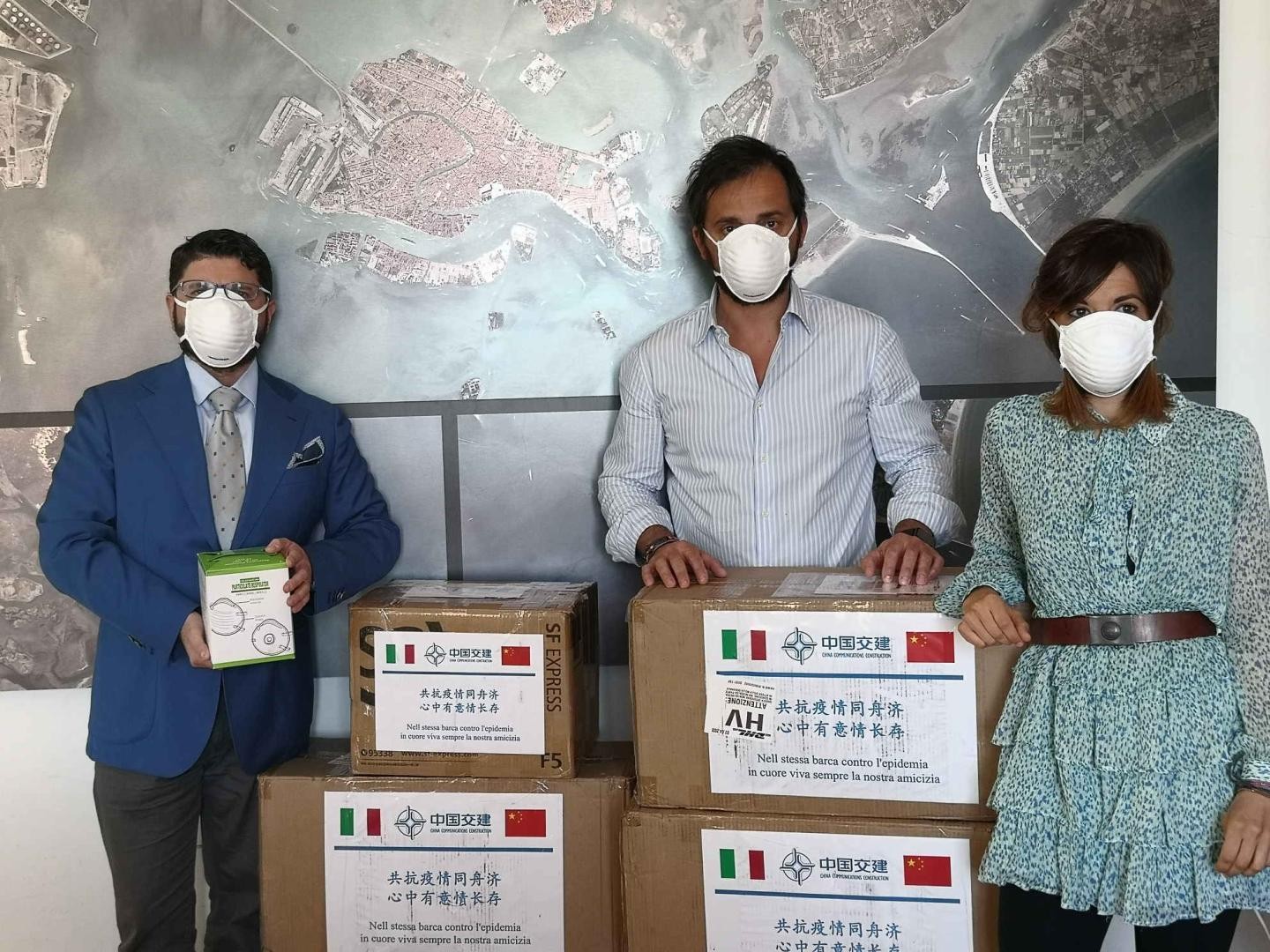 Il presidente Musolino e il suo staff ricevono la donazione di mascherine