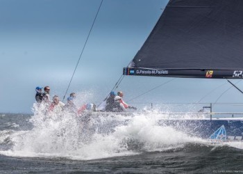 The "Cape Doctor" arrives but Azzurra holds on to her in the 52 Super Series