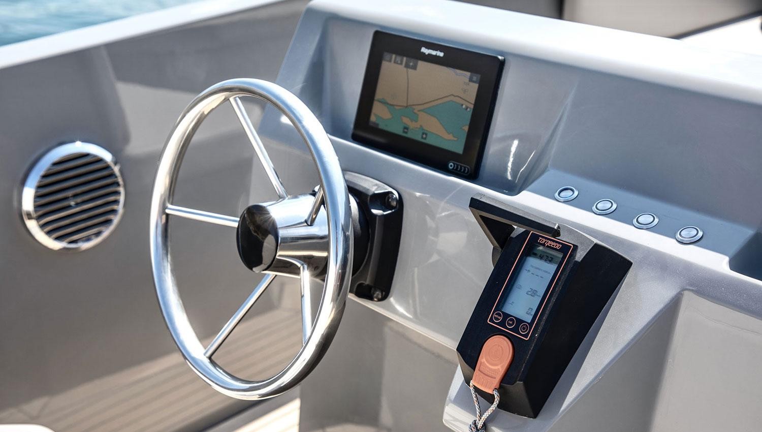The Mana 23 is powered purely electrically by Torqeedo systems. Solar panels are installed on the sun deck. (Credit: RAND Boats)